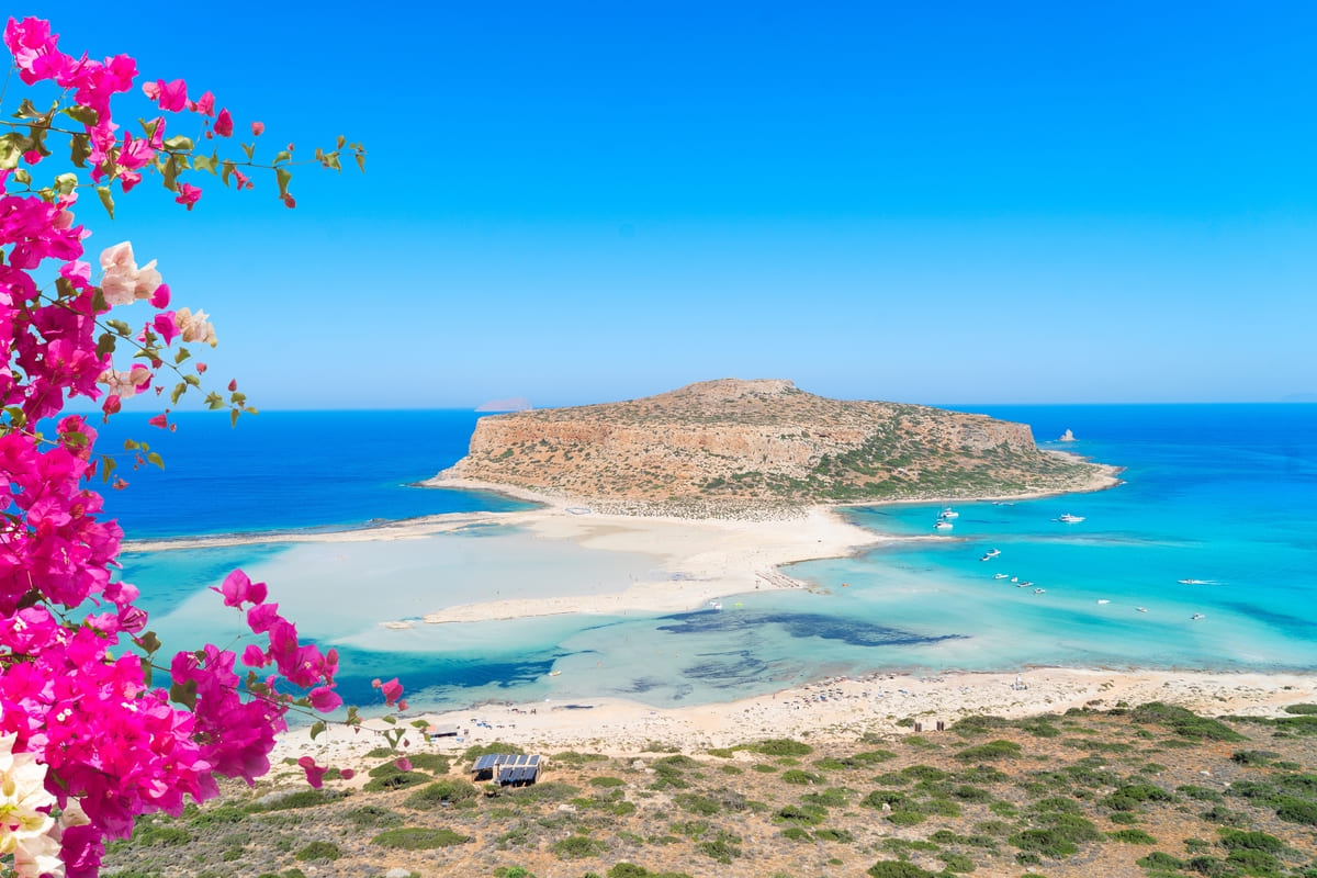 Vedere panoramica asupra lagunei Balos din Creta, cu ape turcoaz si insula Gramvousa